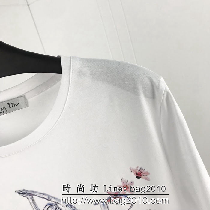 DIOR迪奧 x Kaws19早春聯名款 小金人梅花短袖T-shirt 絲光棉面料 數碼印花工藝 雜誌最新款 ydi2112